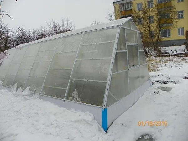 Задняя стена с форточкой.
