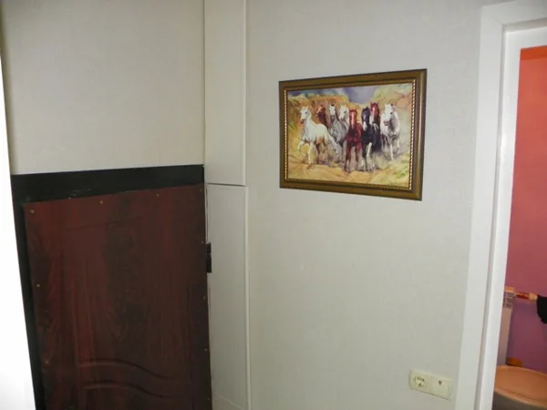 Справа дверки. Там до потолка полочки