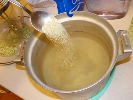 4 столовые ложки бентонита на 2 л. воды засыпаем.