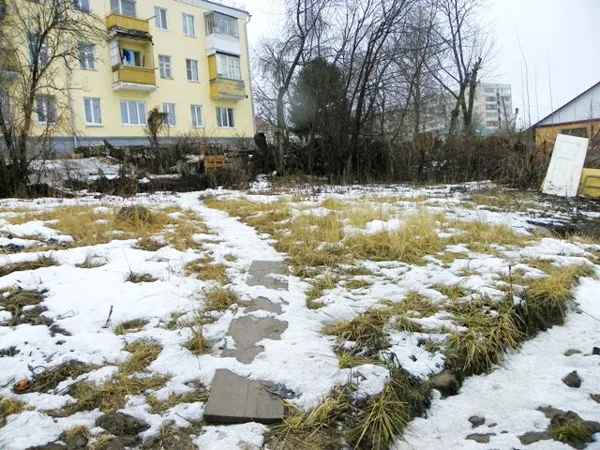 На открытом огороде тают остатки снега.